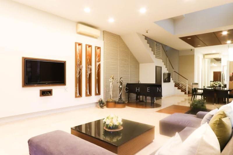 Tastefully renovated hugh Corner Terrace for rent near Kovan MRT! — photo 1