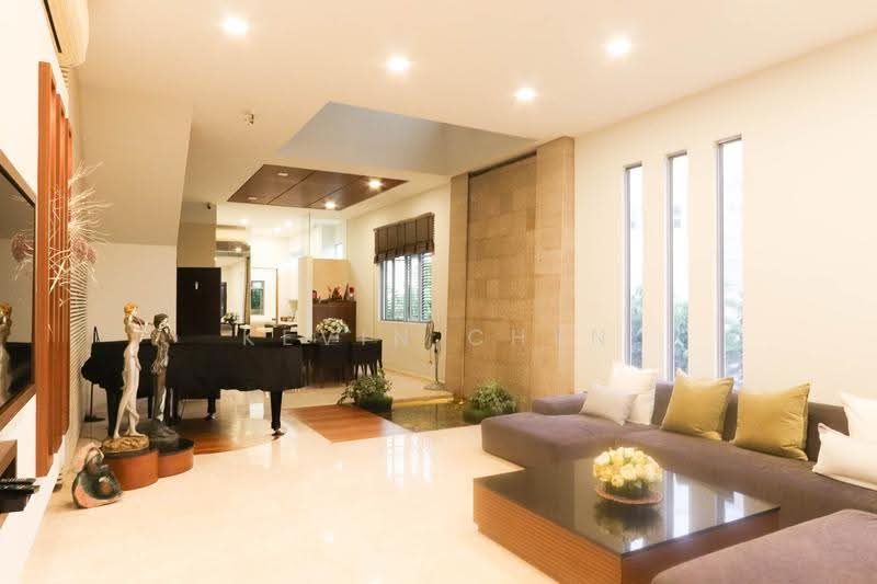 Tastefully renovated hugh Corner Terrace for rent near Kovan MRT! — photo 2