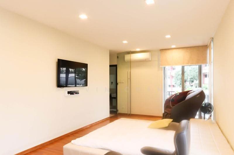 Tastefully renovated hugh Corner Terrace for rent near Kovan MRT! — photo 4