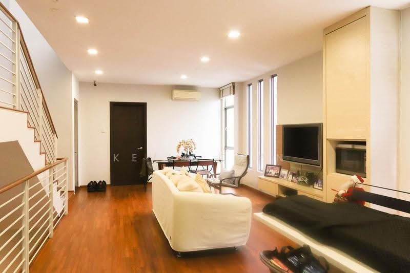 Tastefully renovated hugh Corner Terrace for rent near Kovan MRT! — photo 7