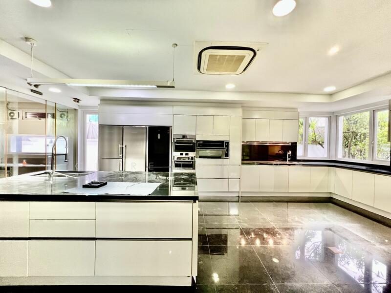 8.9533345 Stunning Gcb with lawn, pool and built in lift for rent — photo 8