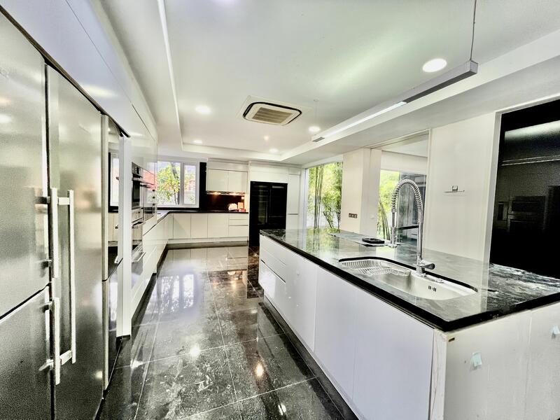 8.9533345 Stunning Gcb with lawn, pool and built in lift for rent — photo 9