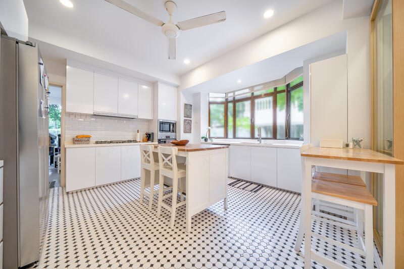 Charming Renovated Semi-D At Coronation Road West/Coronation Road — photo 2