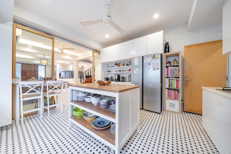 Charming Renovated Semi-D At Coronation Road West/Coronation Road — photo 4