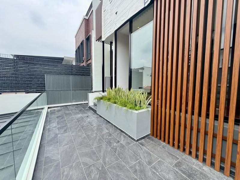 Brand New Corner Terrace with Lift District 15 — photo 15