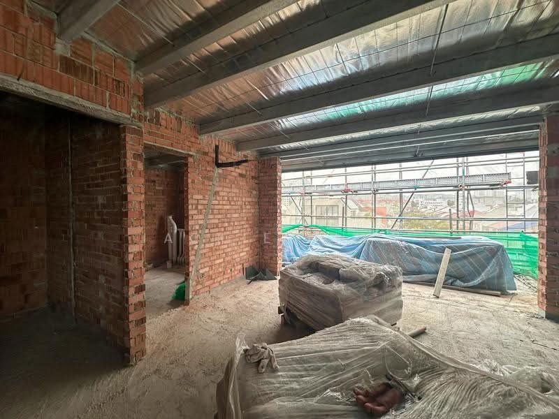 Brand New 4-Storey Semi-D with Option to Build Private Pool — High Customization Potential — photo 4