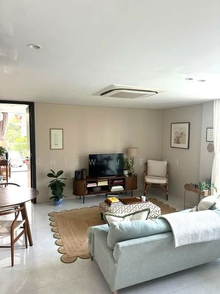 Single Floor 2 Bedroom Unit Within a Landed House — photo 3