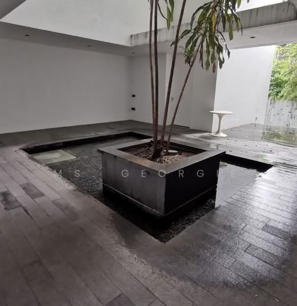 Exclusive Ground Floor Duplex with Private Courtyard & Lap Pool — photo 2