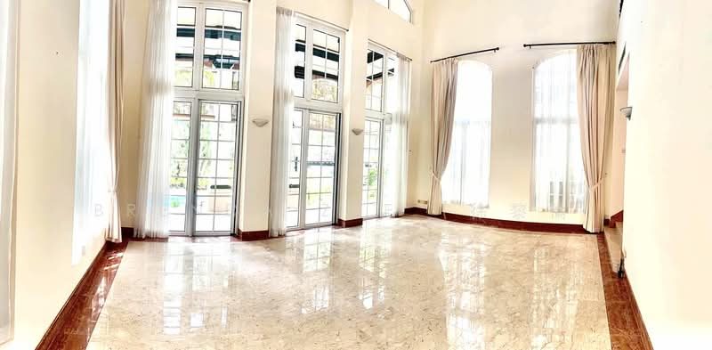 BRENDA ZEE ✧ 945O9938 ✧ GCB with Pool in Holland Road vicinity — photo 2