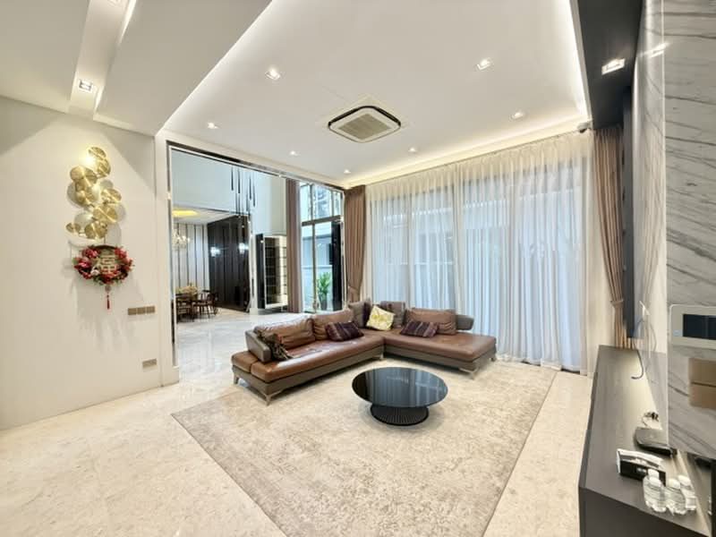 Cheap! 3.5sty Modern Bungalow, Home Lift, Reno, Move in cond, Convenient, Don't Missed! — photo 1