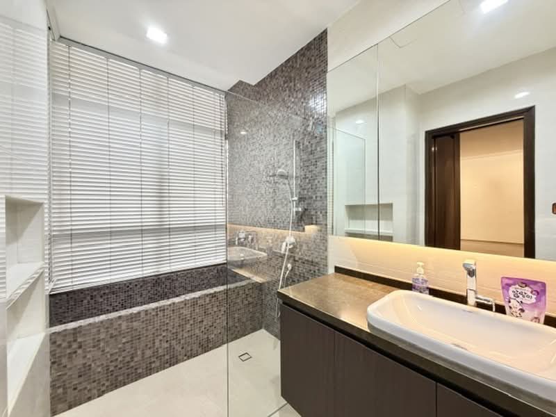 Cheap! 3.5sty Modern Bungalow, Home Lift, Reno, Move in cond, Convenient, Don't Missed! — photo 15
