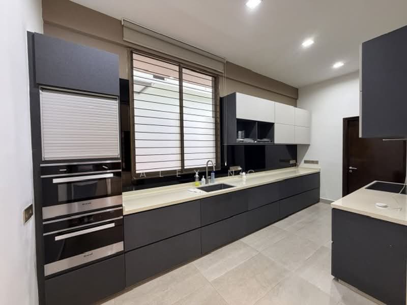 Cheap! 3.5sty Modern Bungalow, Home Lift, Reno, Move in cond, Convenient, Don't Missed! — photo 16