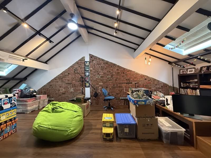 Spacious 5-Bedroom Terrace Home with Red-Brick Attic | Fudu Park — photo 4