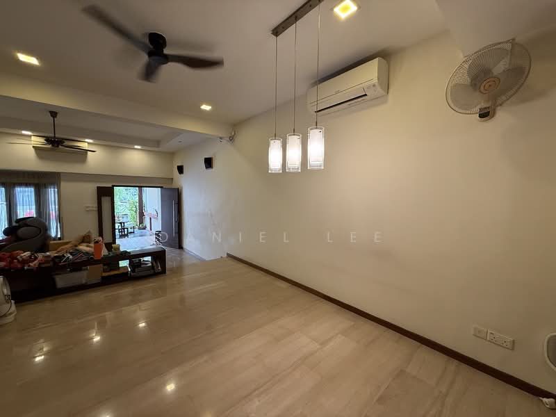 Spacious 5-Bedroom Terrace Home with Red-Brick Attic | Fudu Park — photo 5