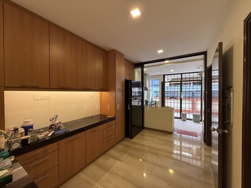Spacious 5-Bedroom Terrace Home with Red-Brick Attic | Fudu Park — photo 7