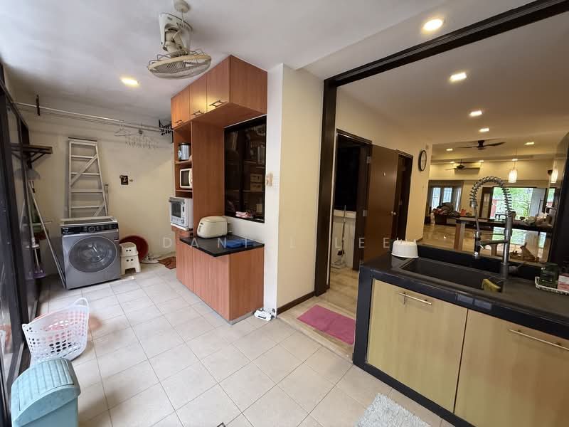 Spacious 5-Bedroom Terrace Home with Red-Brick Attic | Fudu Park — photo 8