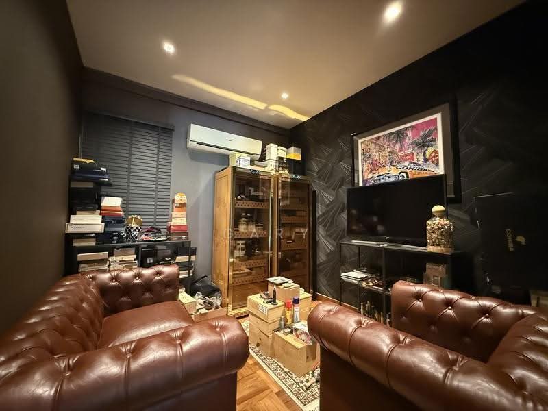Hillview Ave, Hill Cres, Hillview Dr, Hillview Way — photo 3
