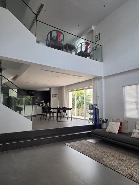 Regent Villa — photo 1
