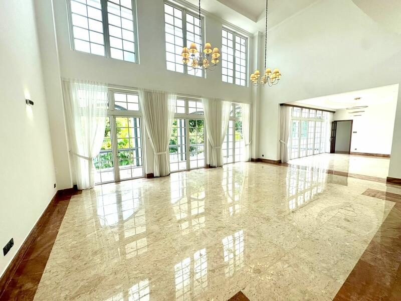 Stunning Good Class Bungalow ✧ Prime District 10 — photo 1