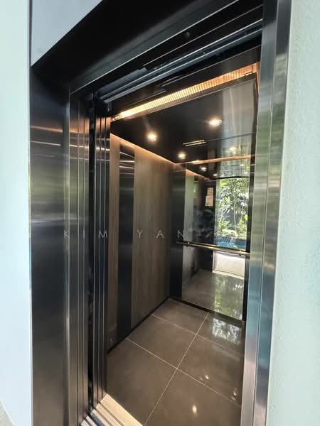 Brand New & freehold with grandeur, 4 Levels with lift, beautiful swimming Pool & landscaping — photo 8